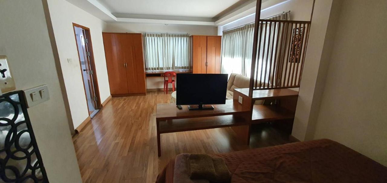 Jolly Guesthouse & Restaurant Pattaya Exterior photo